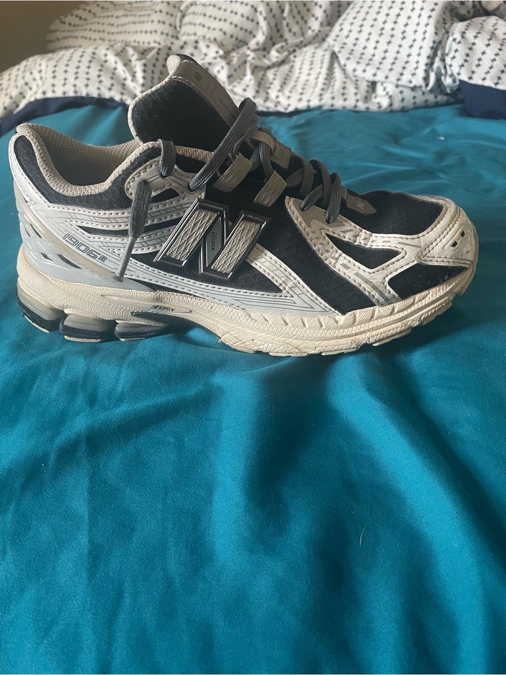 New Balance Men's Black and White Athletic Running Shoe